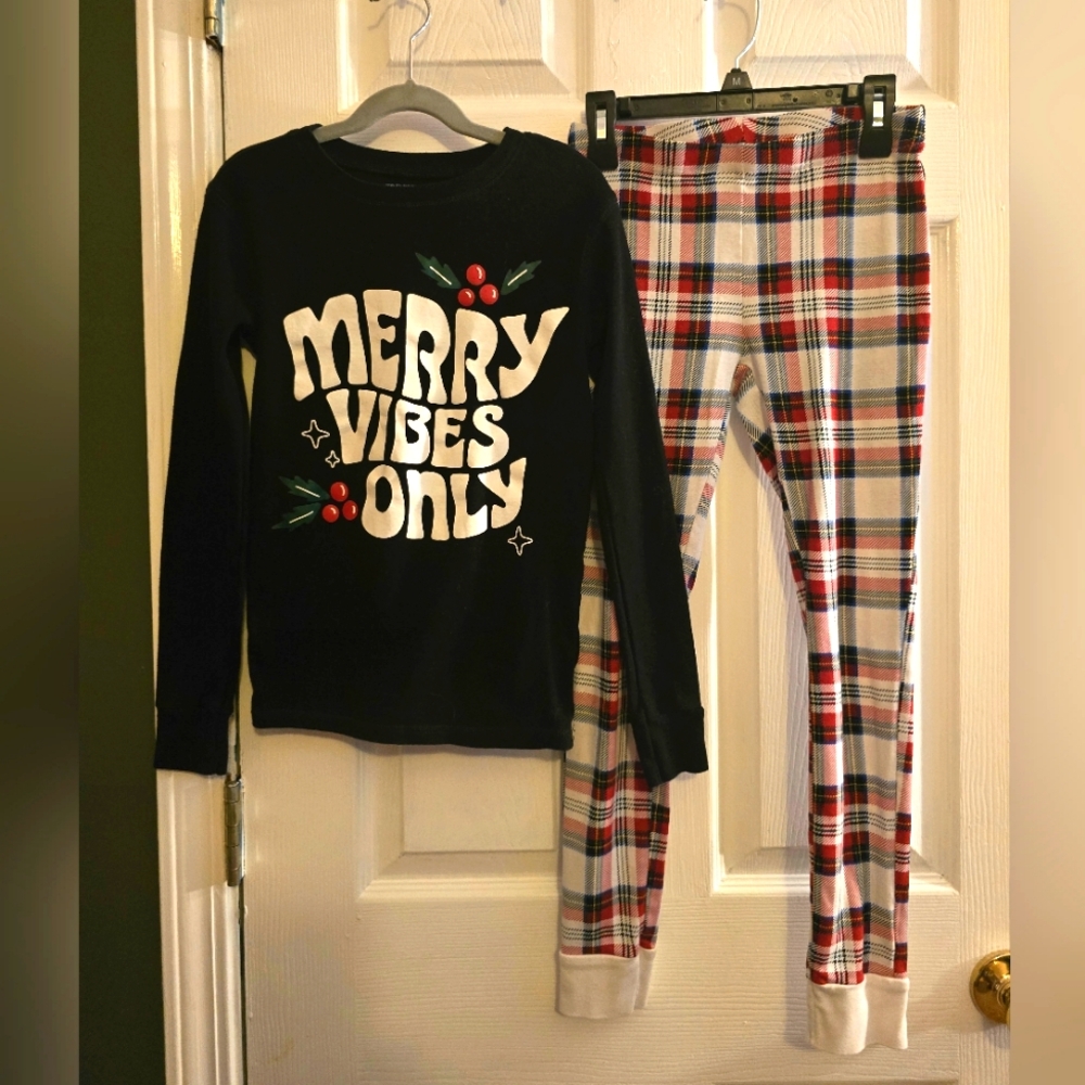 Old Navy unisex 2 piece Christmas jammies, size 12